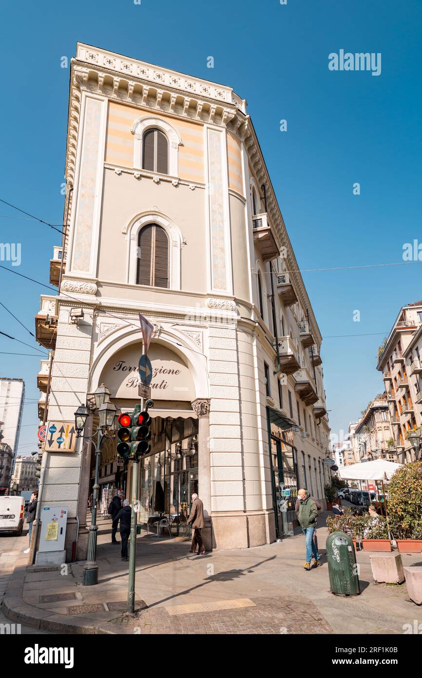Torino, Italia - 28 marzo 2022: Tipica architettura italiana e vista stradale a Torino, Piemonte, Italia. Foto Stock