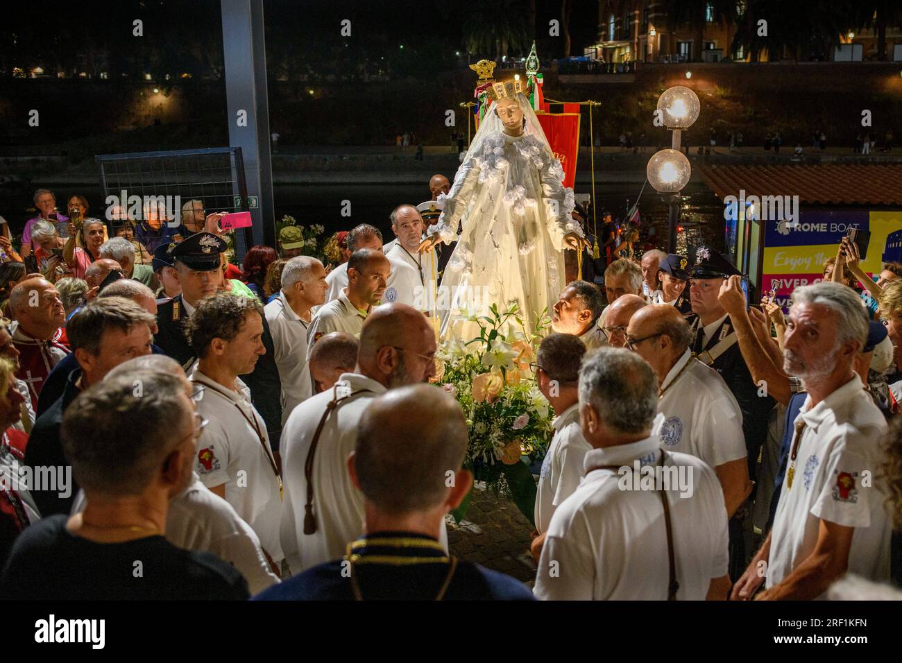 30 luglio 2023, Roma, Roma, Italia: La statua della Madonna del Carmine arriva a Ponte Garibaldi e inizia il suo viaggio lungo il quartiere Trastevere per la Processione della Madonna Fiumarola a Roma. La processione della Madonna Fiumarola chiude la Festa de Noantri. Festa religiosa cristiana celebrata in onore della Beata Vergine di Carmelo nelle ultime due settimane di luglio nel quartiere Trastevere di Roma. Le origini risalgono al 1535: Dopo una tempesta, una statua della Vergine Maria, scolpita in legno di cedro, fu trovata alla foce del Tevere da alcuni pescatori di Foto Stock