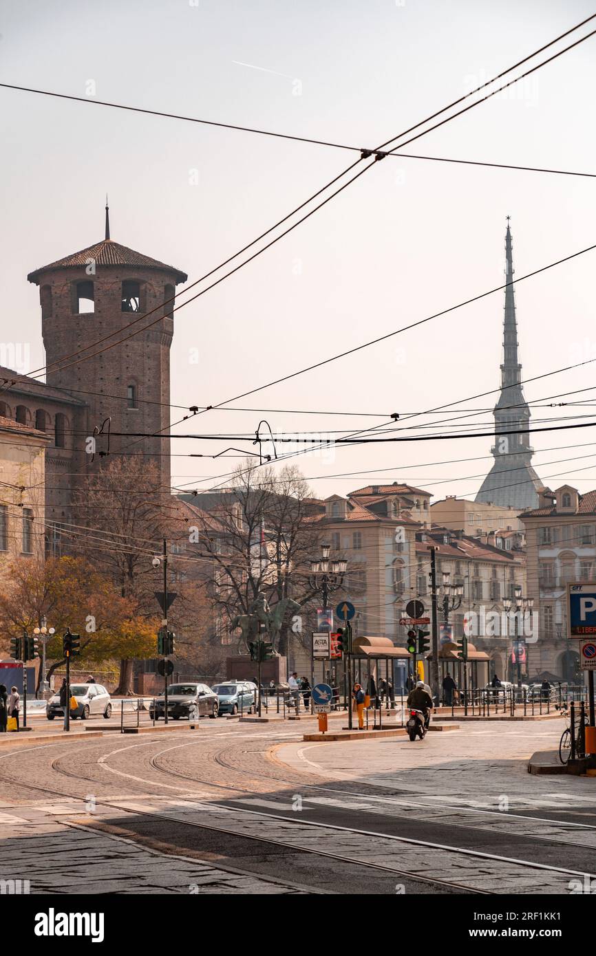 Torino, Italia - 28 marzo 2022: Piazza Castello è una piazza a Torino, Italia. E' fiancheggiato da musei, teatri e caffetterie. Foto Stock