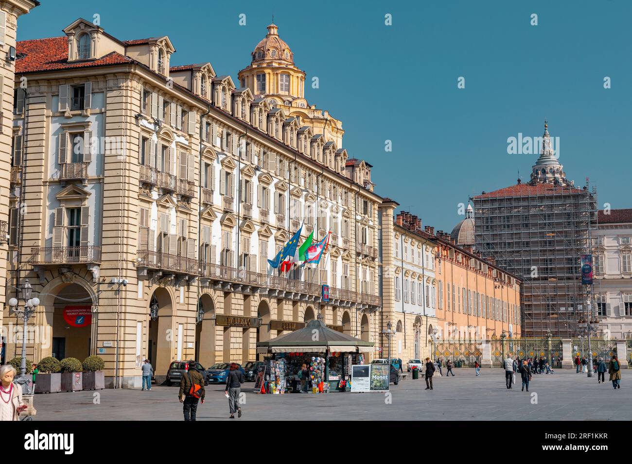 Torino, Italia - 28 marzo 2022: Piazza Castello è una piazza a Torino, Italia. E' fiancheggiato da musei, teatri e caffetterie. Foto Stock