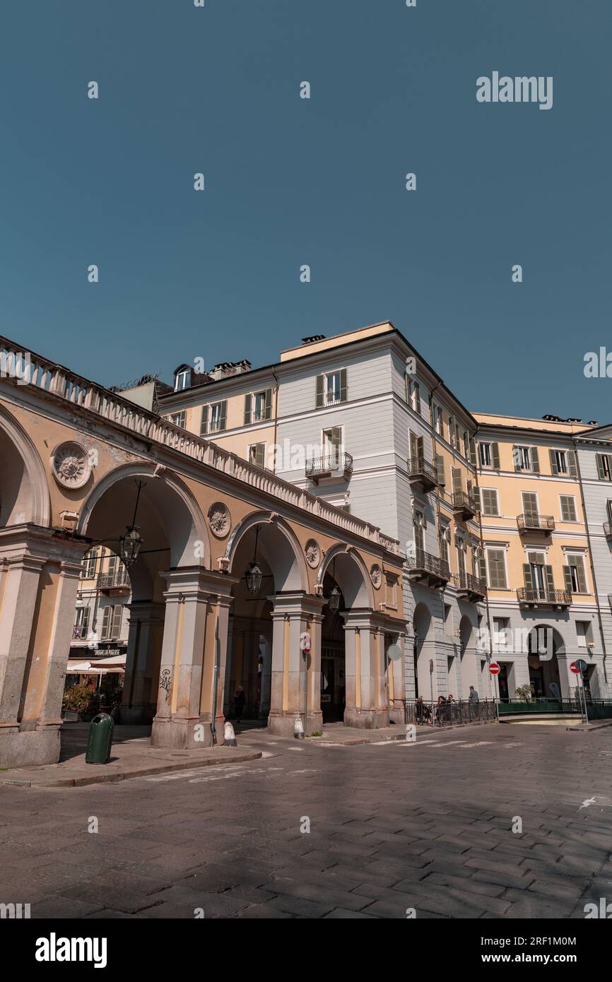 Torino, Italia - 28 marzo 2022: Tipica architettura italiana e vista stradale a Torino, Piemonte, Italia. Foto Stock