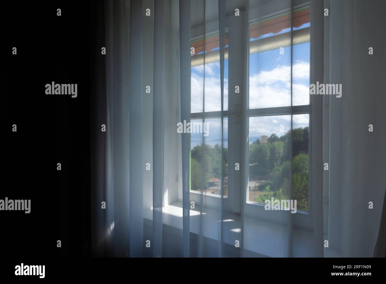 Serrande e tende in appartamento sul mare, focus selettivo Foto Stock