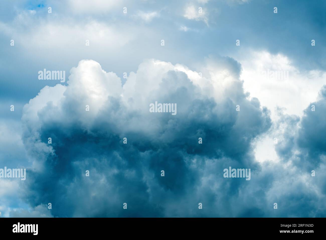 Nuvole tempestose in alto nel cielo, come il clima e lo sfondo. Suggestivo scenario lungoso. Foto Stock