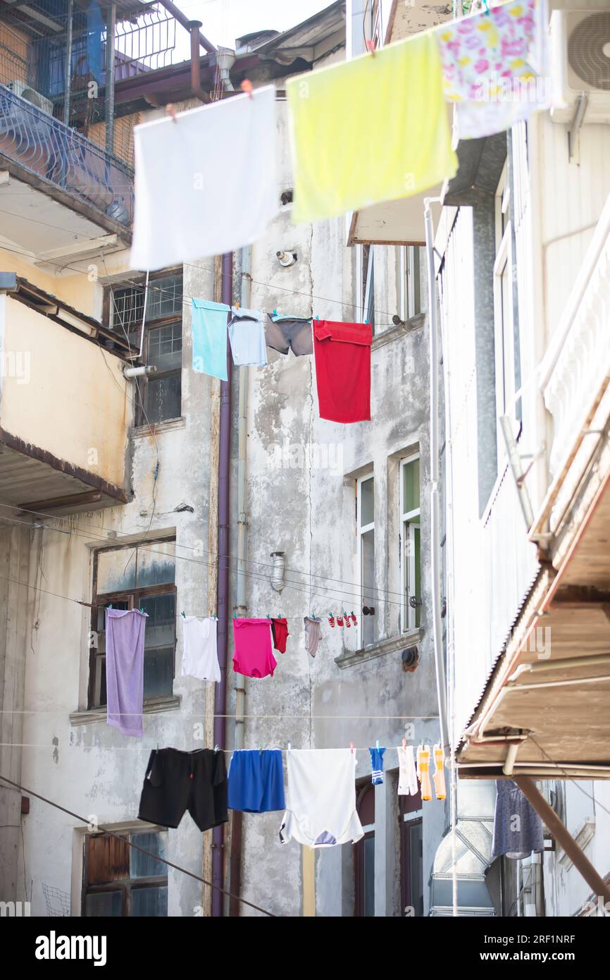 La biancheria colorata si asciuga sulle linee di abbigliamento nel vecchio quartiere turistico. Foto Stock