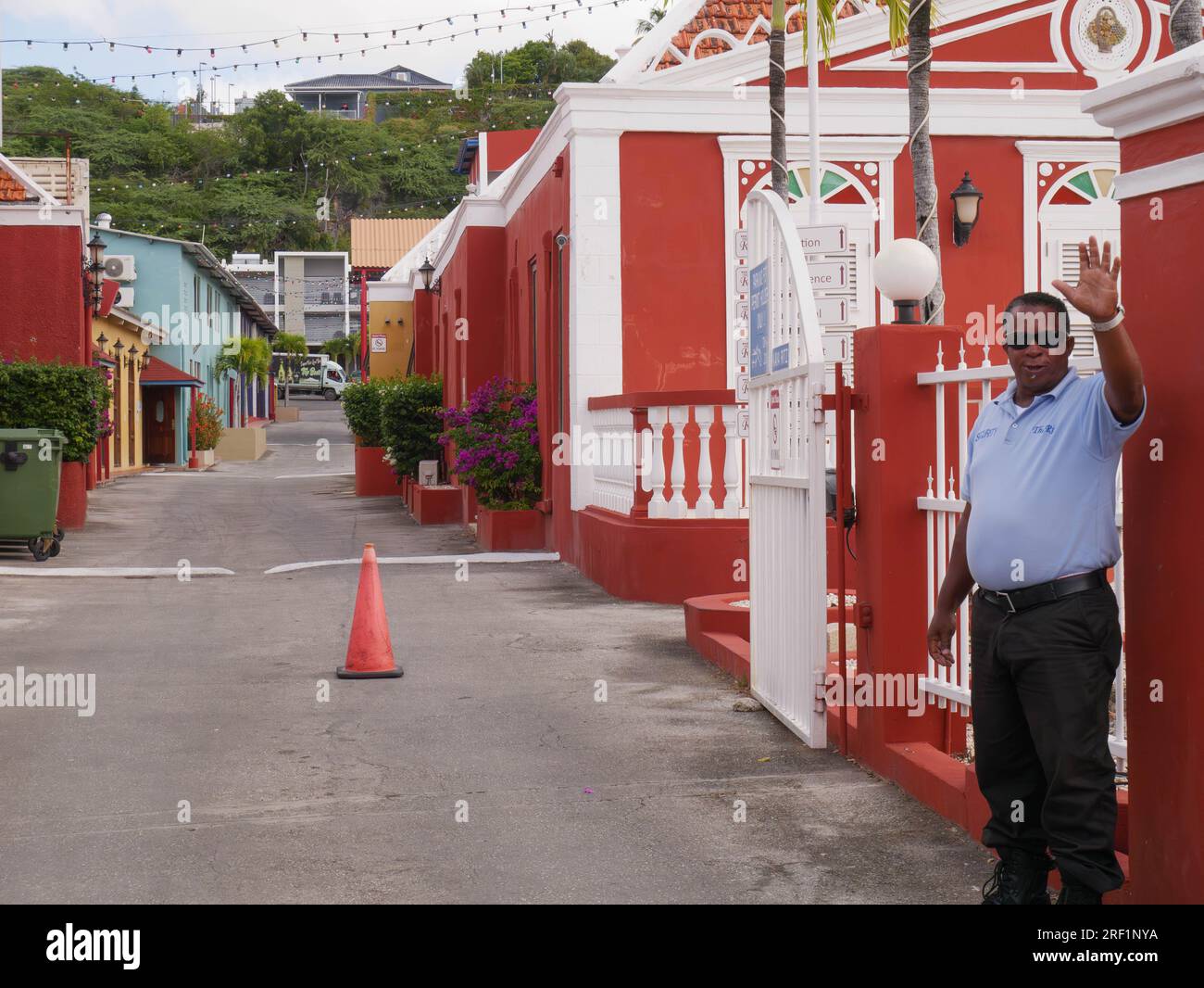 Guardia di sicurezza che alza la mano per fermare un veicolo a Curacao Foto Stock