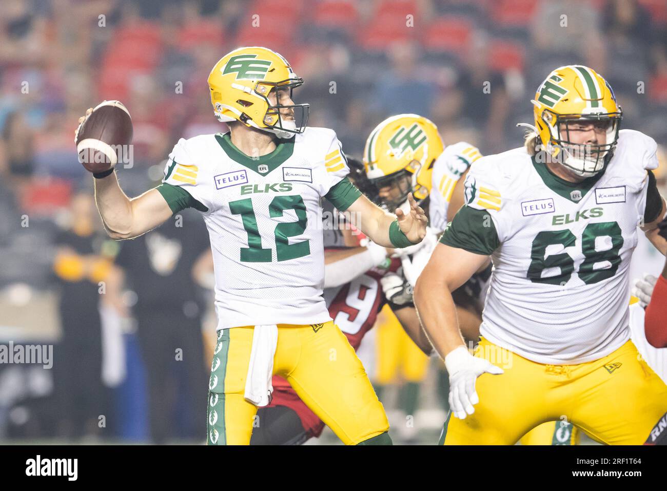 Ottawa, Canada. 30 giugno 2023. Il quarterback degli Edmonton Elks Jarret Doege (12) si prepara a lanciare durante la partita CFL tra Edmonton Elks e Ottawa Redblacks tenutasi al TD Place Stadium di Ottawa, Canada. Daniel Lea/CSM/Alamy Live News Foto Stock