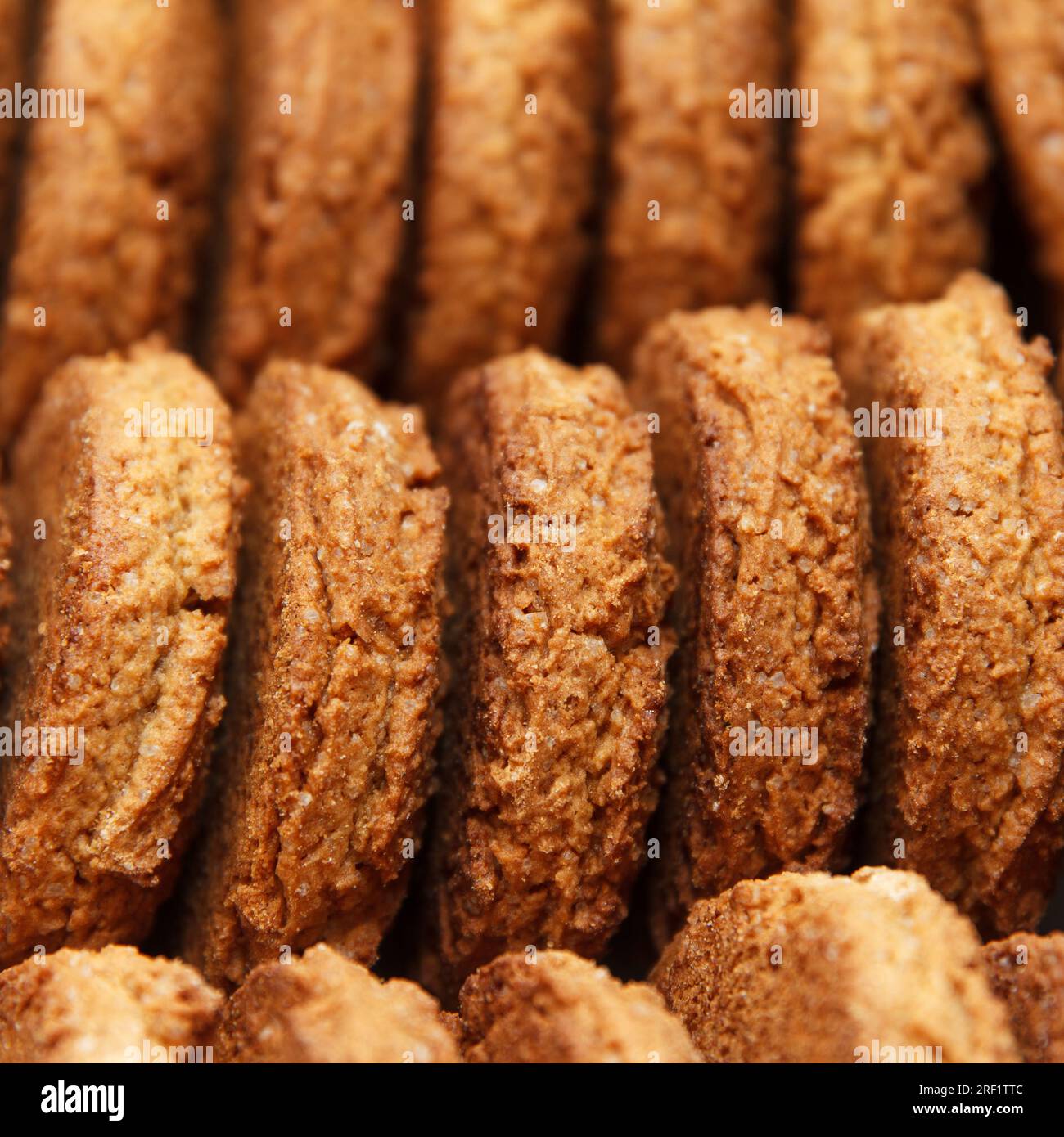 Farinata d'avena fresca e dolce, impilata una alla volta, confezionata in modo pratico. Sfondo delizioso Foto Stock