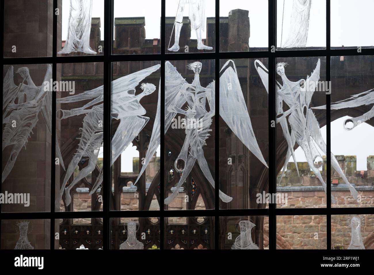 Incisioni in vetro di musicisti angeli, Coventry Cathedral, West Midlands, Inghilterra, Regno Unito Foto Stock