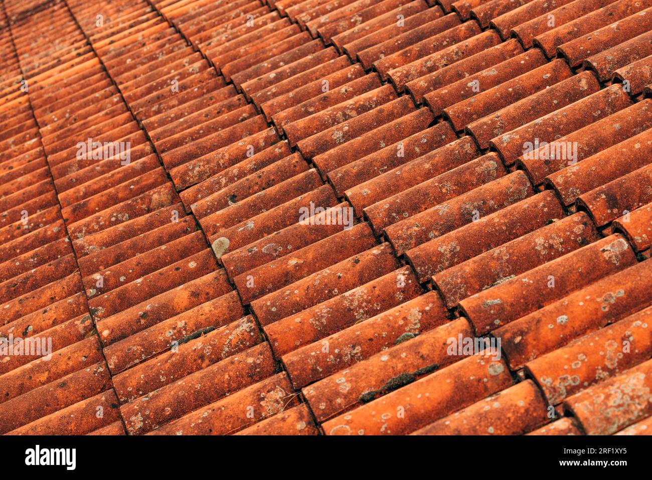 Vecchio rustico cotto tetto modello come sfondo, dettagli architettonici da Lovran, Croazia Foto Stock
