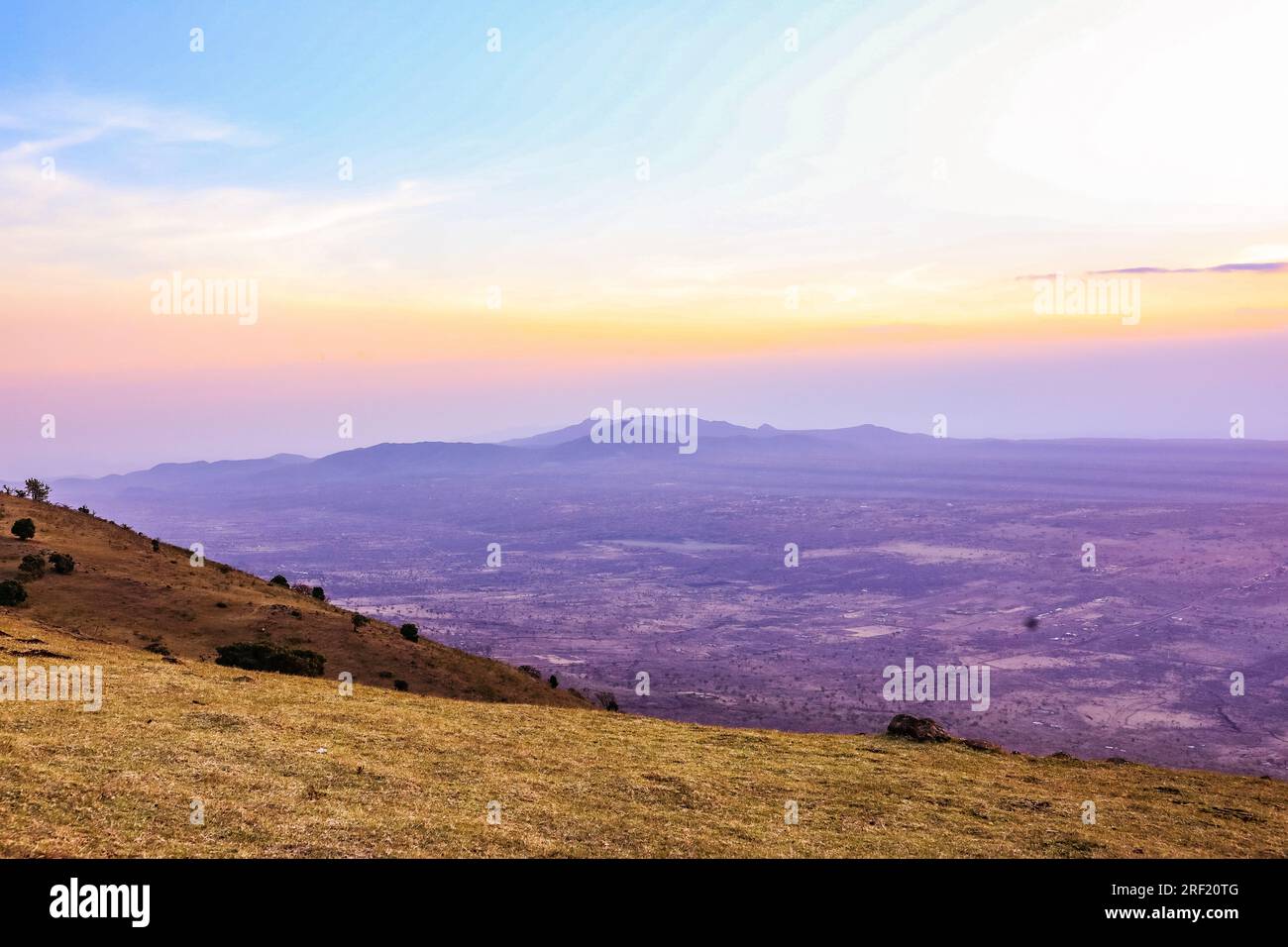 Escursioni nella foresta di Ngong Hills, area ricreativa per picnic, stazione di energia eolica, paesaggi keniani, tramonto, alba, grande Rift Valley, Kajiado Coun Foto Stock