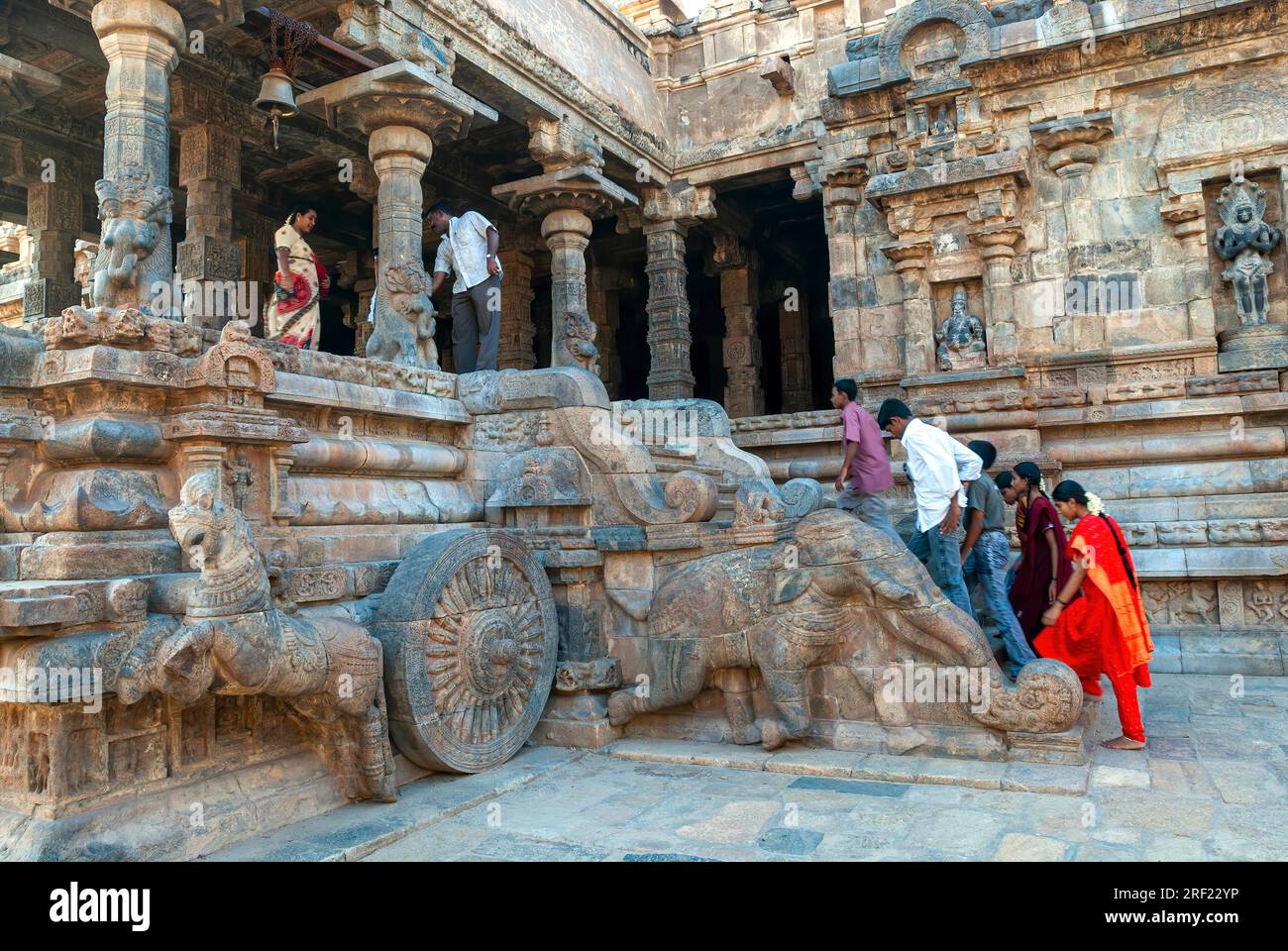 Elefante e cavallo che tira il carro del tempio Airavateshvara, architettura Chola del XII secolo a Darasuram, vicino a Kumbakonam, distretto di Thanjavur Foto Stock