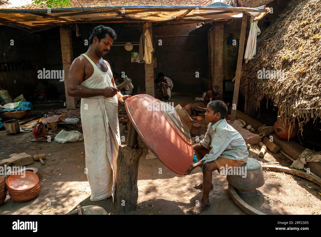 Produzione di kalasam gopura di rame a Darasuram vicino a Kumbakonam, distretto di Thanjavur, Tamil Nadu, India meridionale, Asia Foto Stock