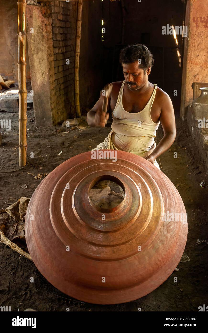 Un uomo che produce kalasam gopura di rame a Darasuram vicino a Kumbakonam, distretto di Thanjavur, Tamil Nadu, India meridionale, Asia Foto Stock