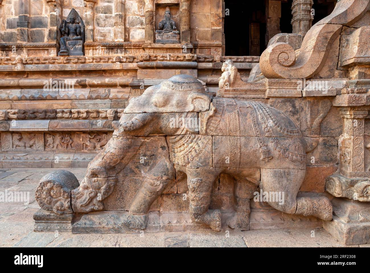 Elefante che tira il carro del tempio di Airavateshvara, architettura Chola del XII secolo a Darasuram, vicino a Kumbakonam, distretto di Thanjavur, Tamil Nadu Foto Stock