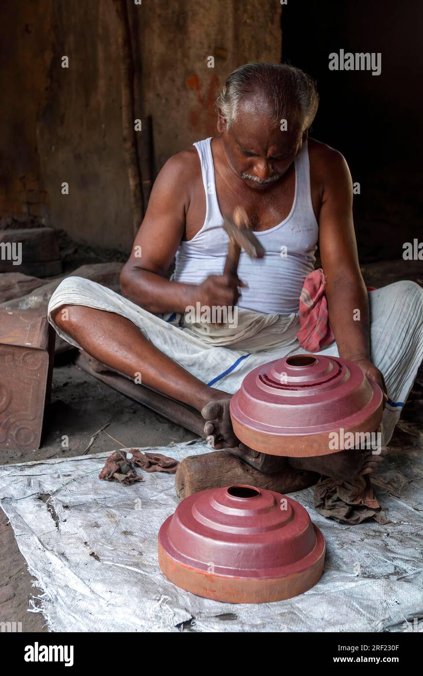 Un uomo che produce kalasam gopura di rame a Darasuram vicino a Kumbakonam, distretto di Thanjavur, Tamil Nadu, India meridionale, Asia Foto Stock