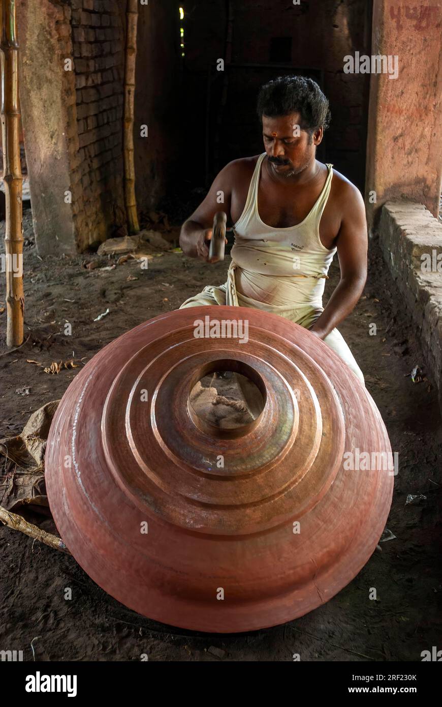 Un uomo che produce kalasam gopura di rame a Darasuram vicino a Kumbakonam, distretto di Thanjavur, Tamil Nadu, India meridionale, Asia Foto Stock