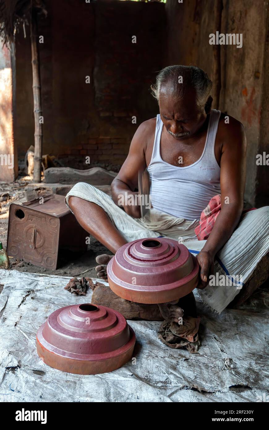 Un uomo che produce kalasam gopura di rame a Darasuram vicino a Kumbakonam, distretto di Thanjavur, Tamil Nadu, India meridionale, Asia Foto Stock
