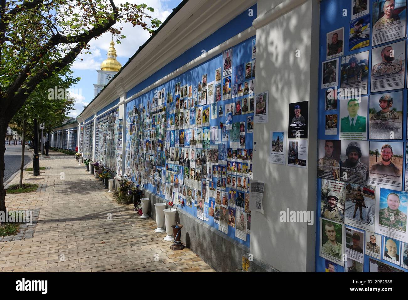 Sul muro di St. Monastero di Michele, Kiev, i volti dei soldati ucraini uccisi in azione nella guerra contro la Russia Foto Stock