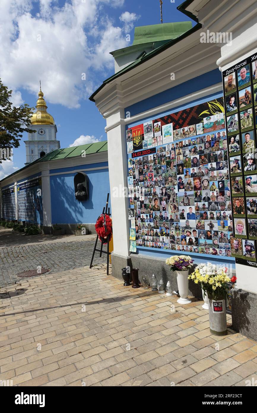 Sul muro di St. Monastero di Michele, Kiev, i volti dei soldati ucraini uccisi in azione nella guerra contro la Russia Foto Stock