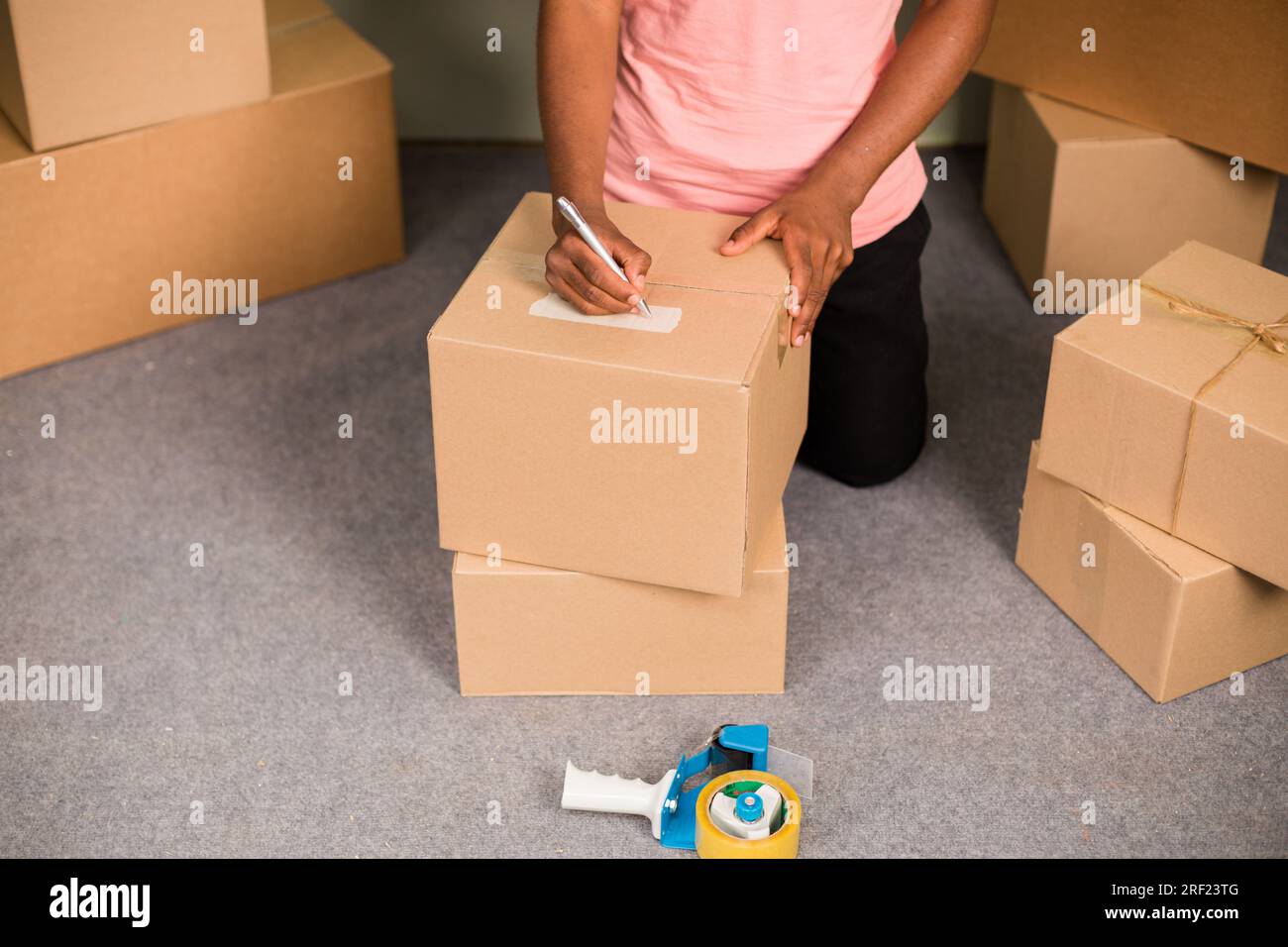 Dispenser di nastro per il confezionamento di violoncello magazzino di articoli di cartone Foto Stock