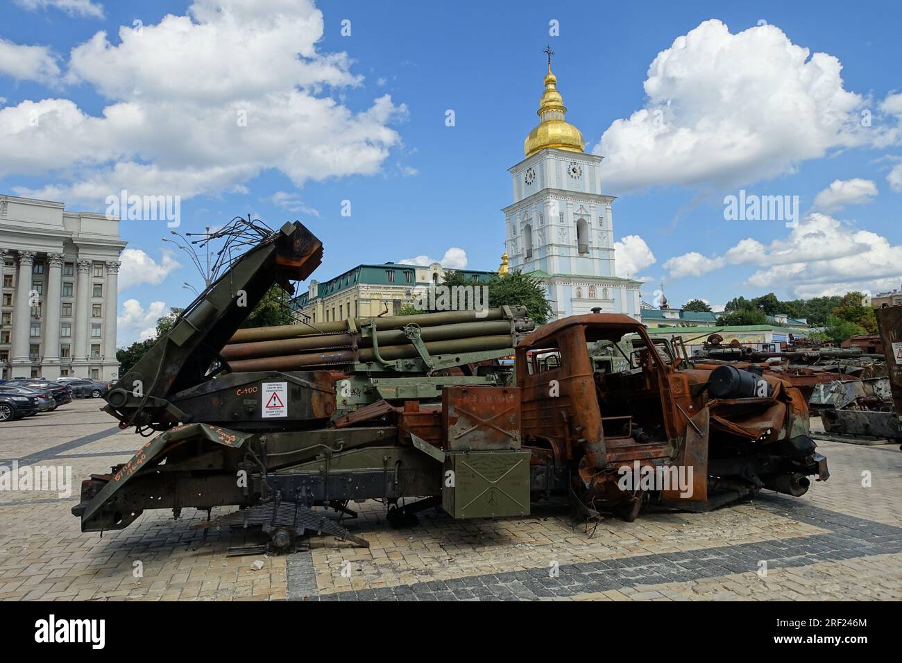 I veicoli corazzati dell'esercito russo distrutti sono esposti in una piazza nel centro di kiev, in Ucraina Foto Stock