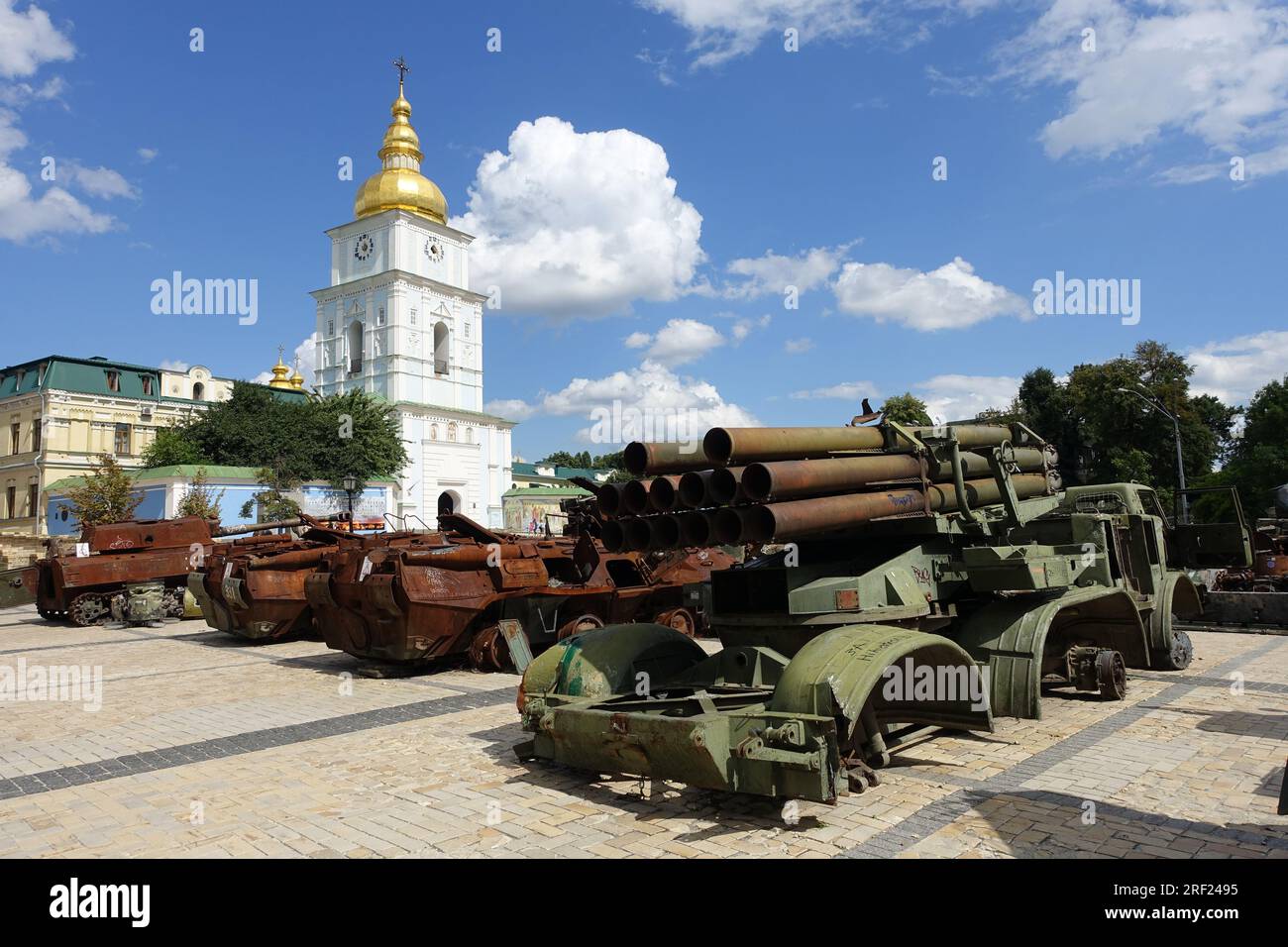 I veicoli corazzati dell'esercito russo distrutti sono esposti in una piazza nel centro di kiev, in Ucraina Foto Stock