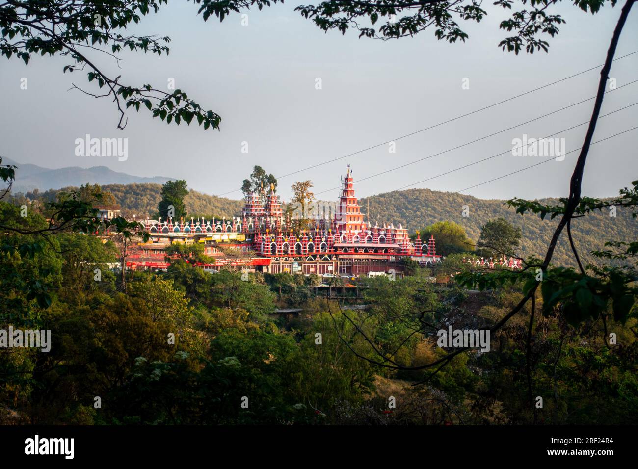 Maestoso tempio di Lord Shiva nella città di Dehradun tra montagne e paesaggi. Rajpur Road, Uttarakhand, India. Foto Stock