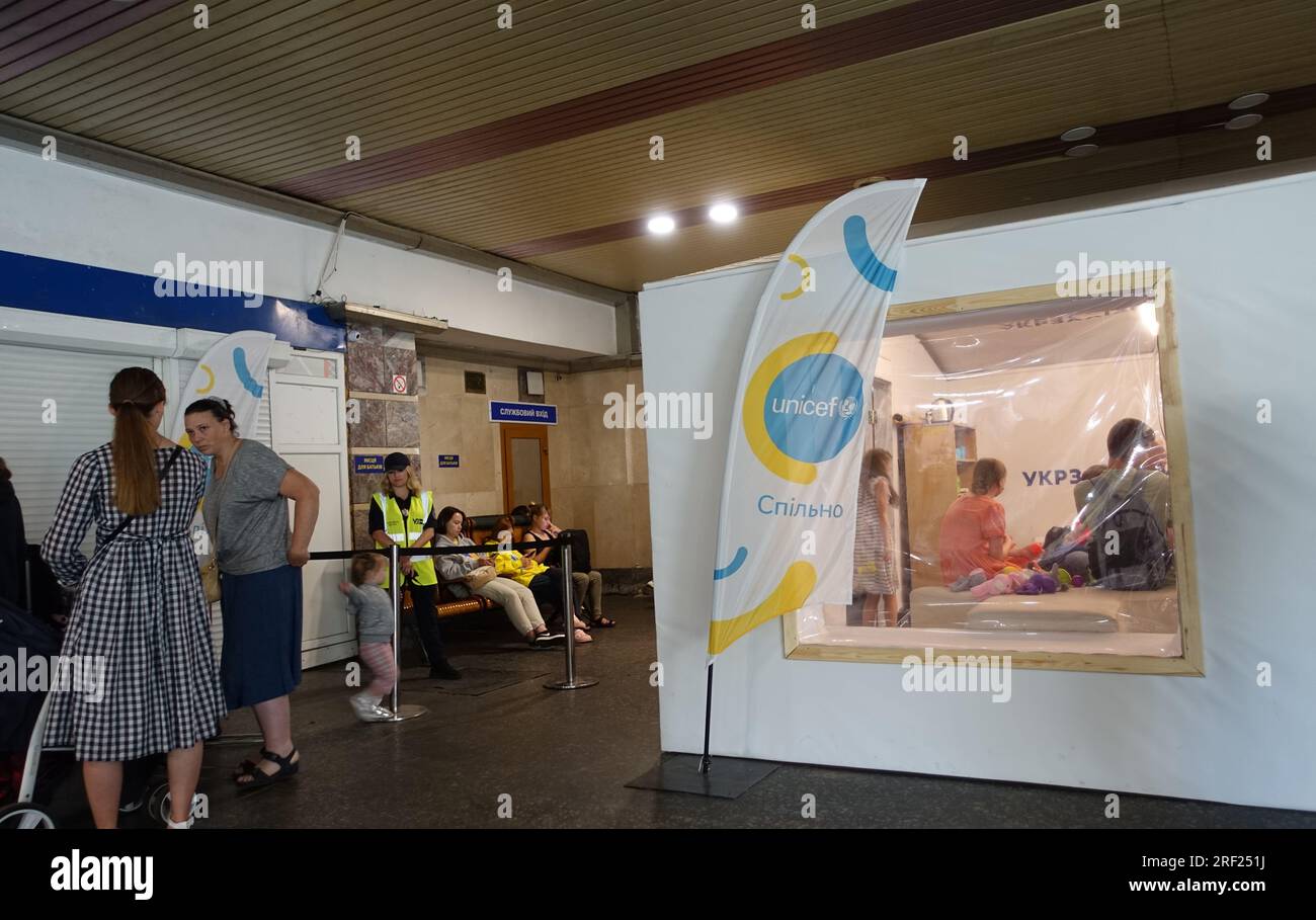 In attesa in un rifugio durante un'allerta aerea a Kiev (Ucraina), un angolo è dedicato ai bambini Foto Stock