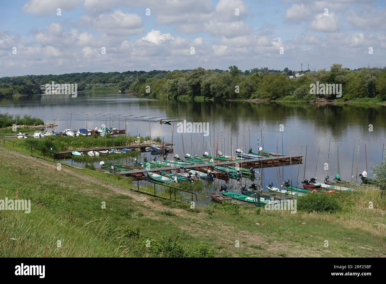 Pescherecci nel piccolo porto fluviale di Nowy Dwor Mazowiecki, Polonia, sul fiume Narew Foto Stock