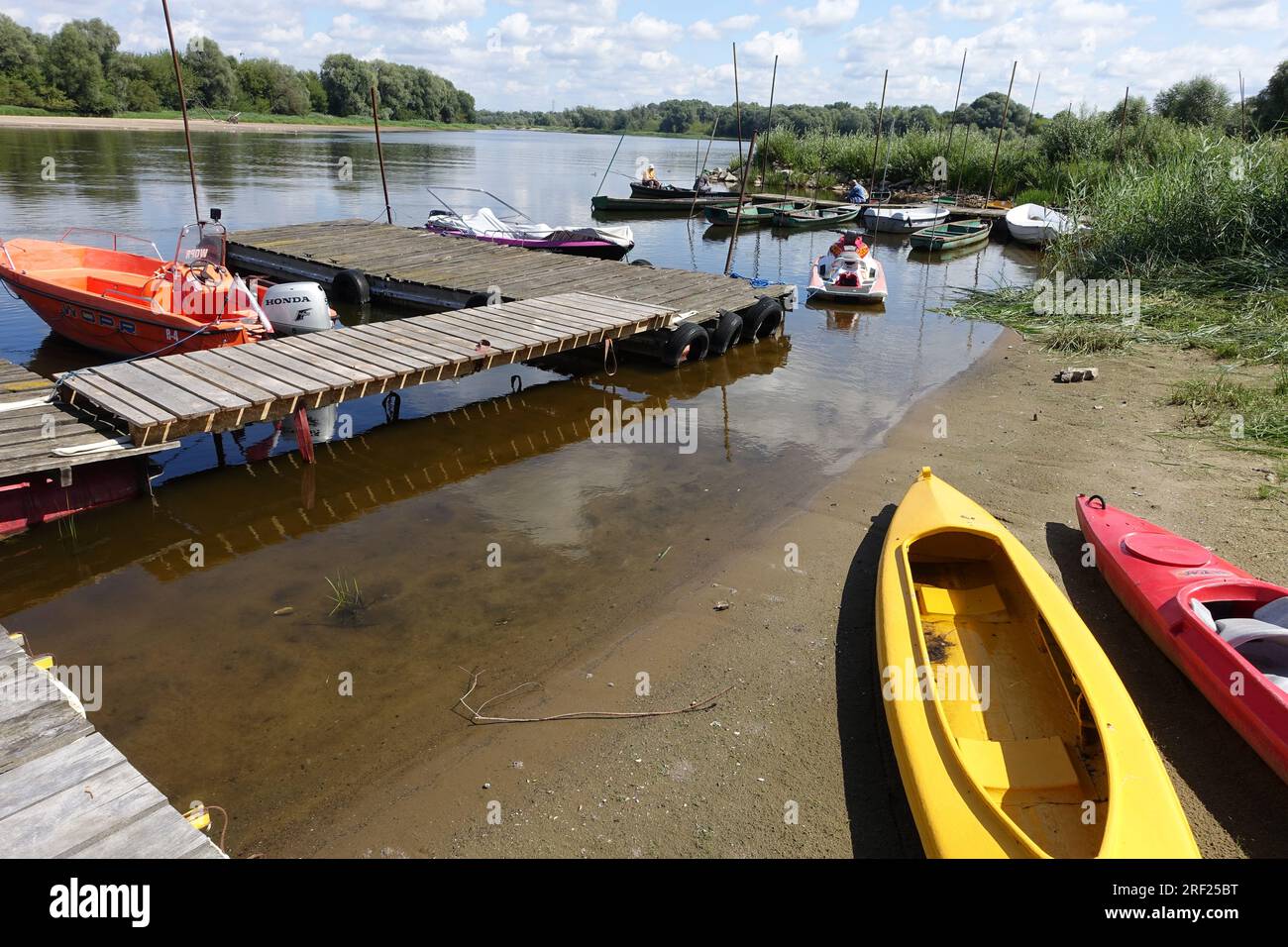 Un centro ricreativo dedicato agli sport acquatici sul fiume Narew, in Polonia Foto Stock