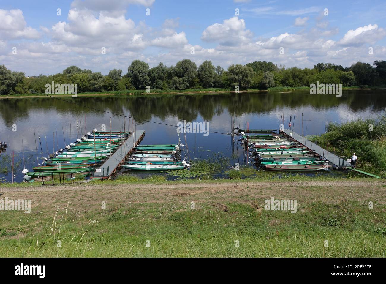 Pescherecci nel piccolo porto fluviale di Nowy Dwor Mazowiecki, Polonia, sul fiume Narew Foto Stock