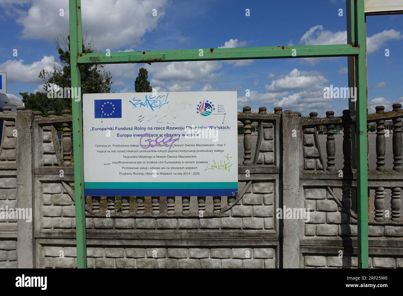 Un segno indica che l’Unione europea ha finanziato i lavori per la ristrutturazione del mercato di Nowy Dwor Mazowiecki, Polonia Foto Stock