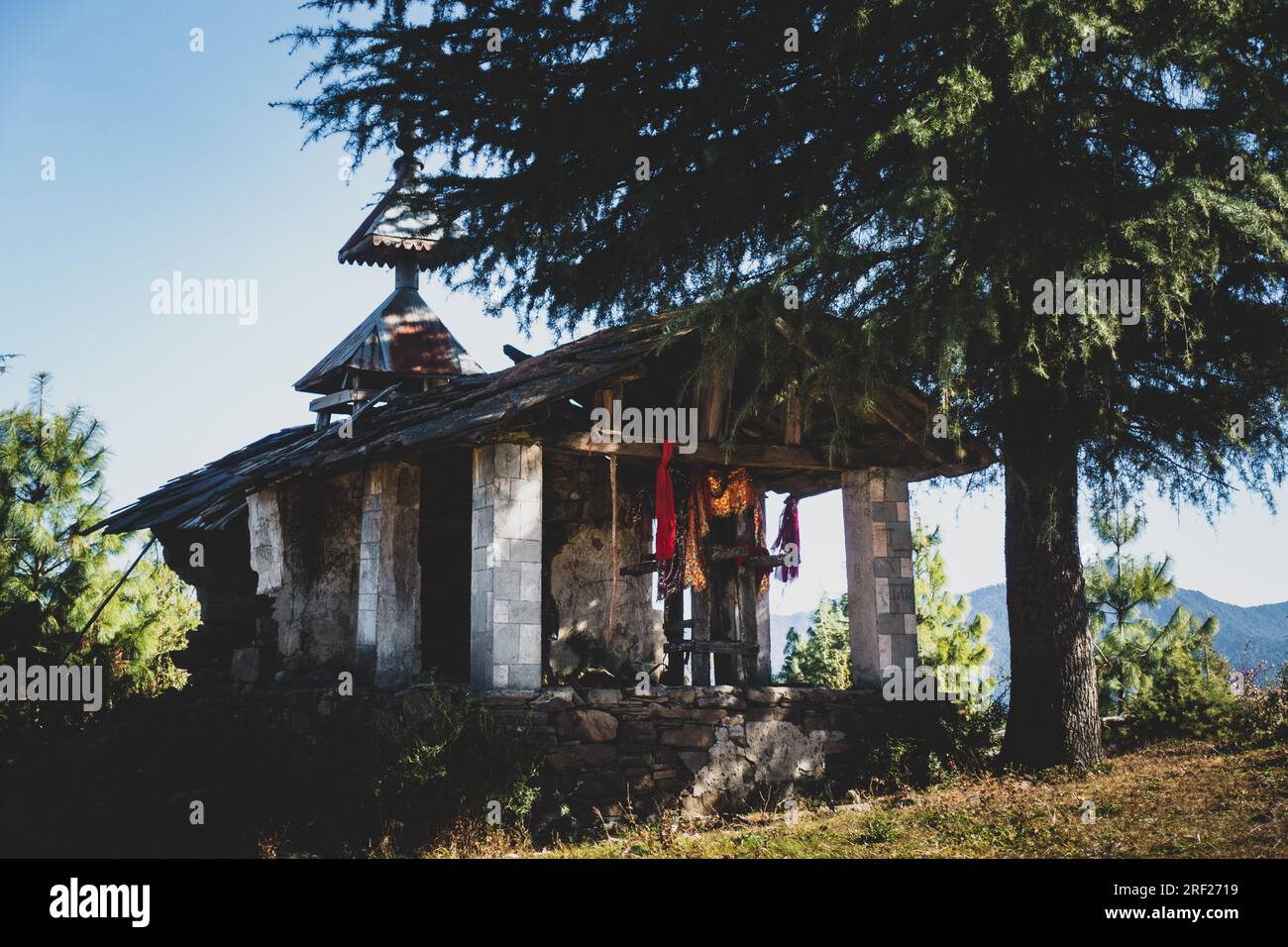 "Weirently Weathered Ancient Hindu Temple in Himalayan Meadow, Uttarakhand, India. Rovine mistiche. Foto Stock