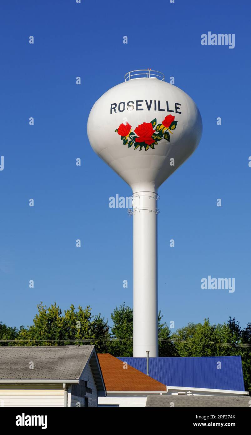 Una torre d'acqua a forma di sfera nel villaggio di Roseville nella contea di Warren, Illinois, Stati Uniti. Foto Stock