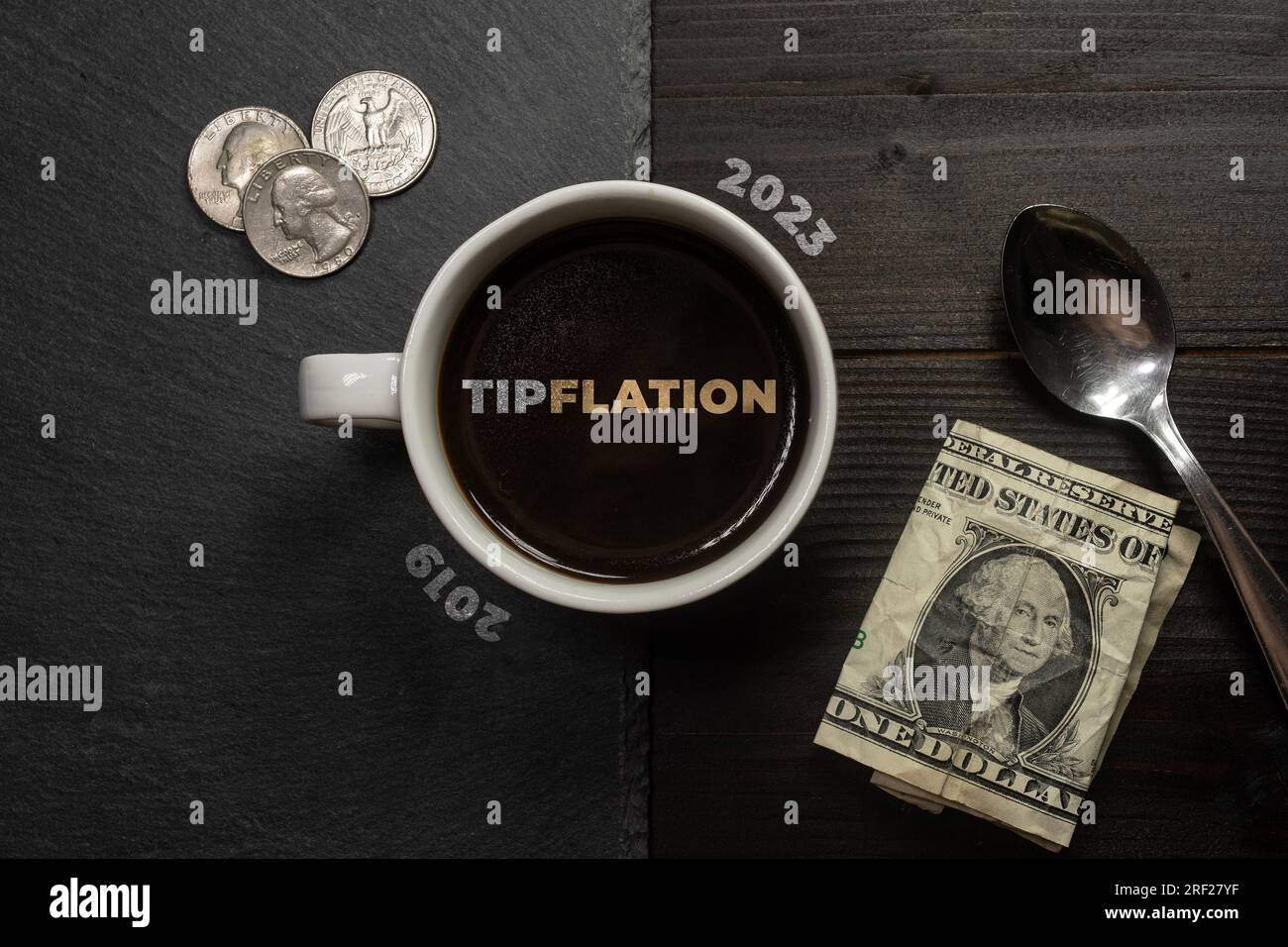 Concetto di ribaltamento (scorrimento della punta o affaticamento della punta): tazza di caffè su un tavolo con un dollaro e alcune monete Foto Stock