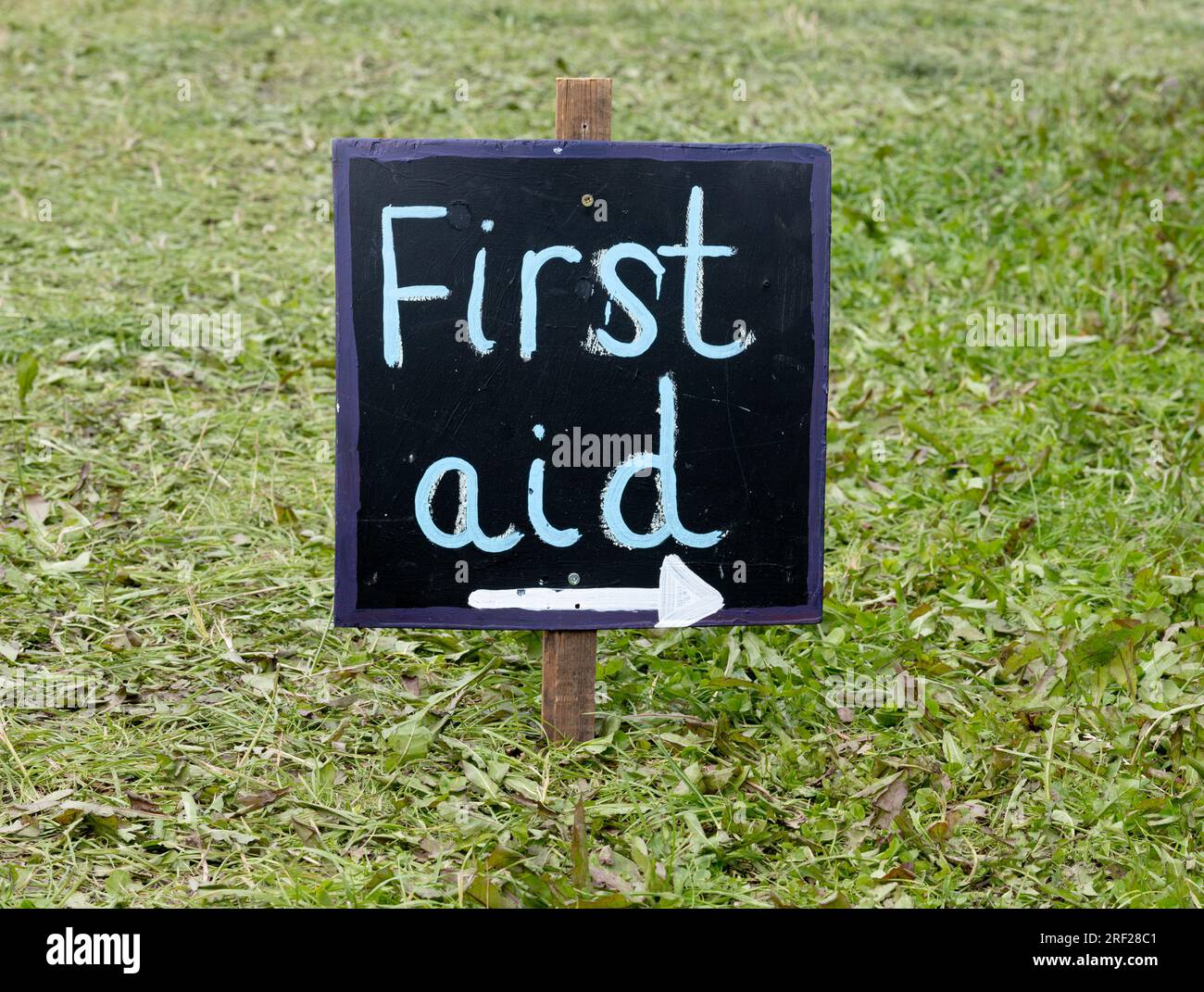 Cartello di pronto soccorso dipinto a mano. Foto Stock