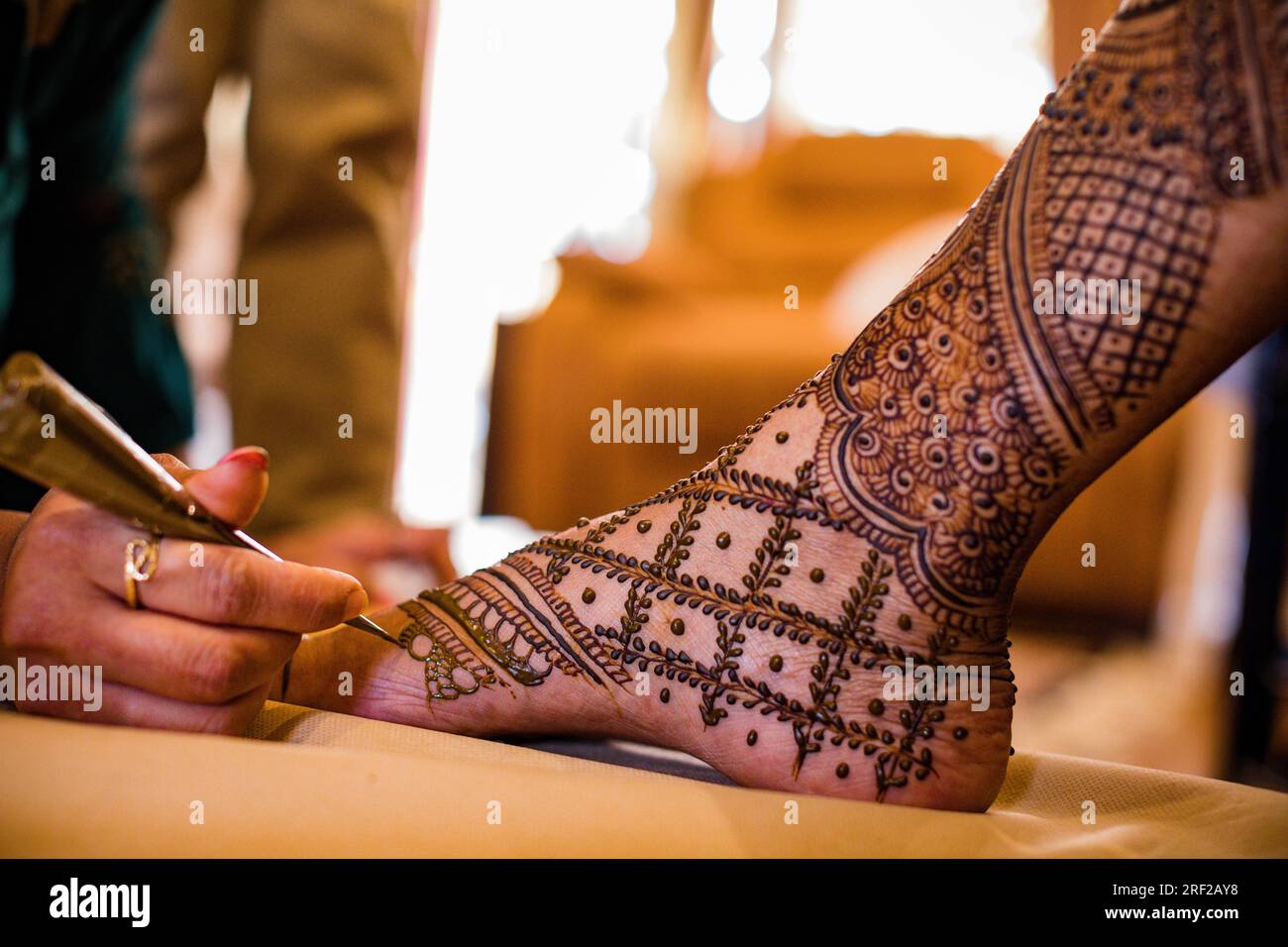 Matrimoni indù asiatici e kenioti cerimonia tradizionale, decorazione di Henna, arte Mehendi Mehndi Sangeet Havan, consuetudine dei fotografi della contea di Nairobi Foto Stock