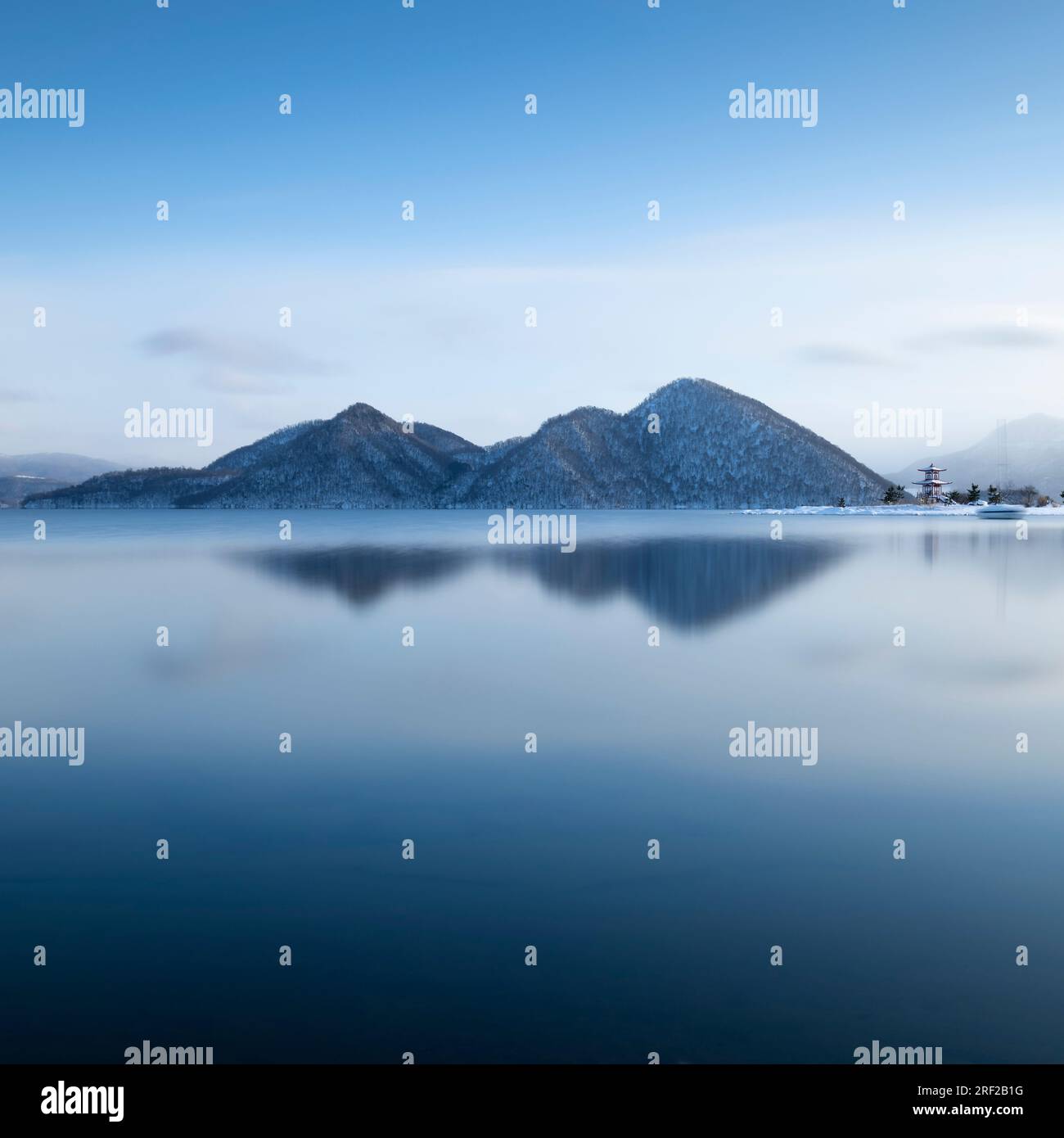 Foto a lunga esposizione dell'inverno al lago Toya, Hokkaido, Giappone Foto Stock