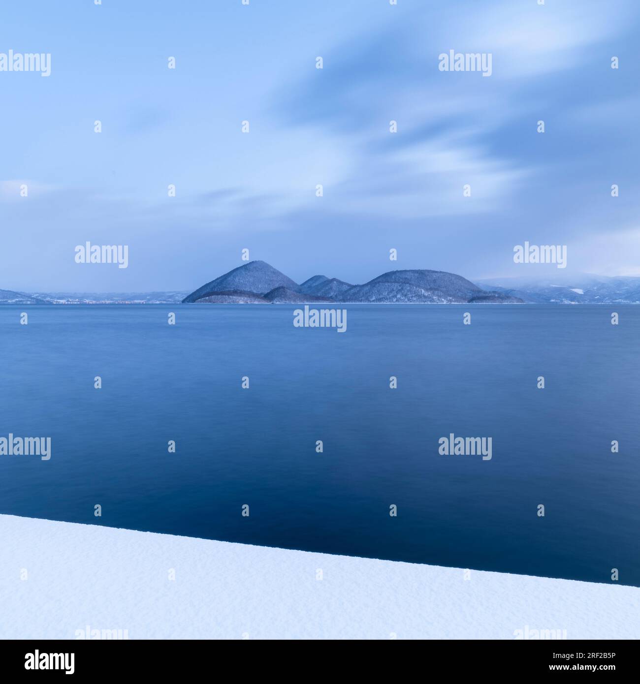 Foto a lunga esposizione dell'inverno al lago Toya, Hokkaido, Giappone Foto Stock