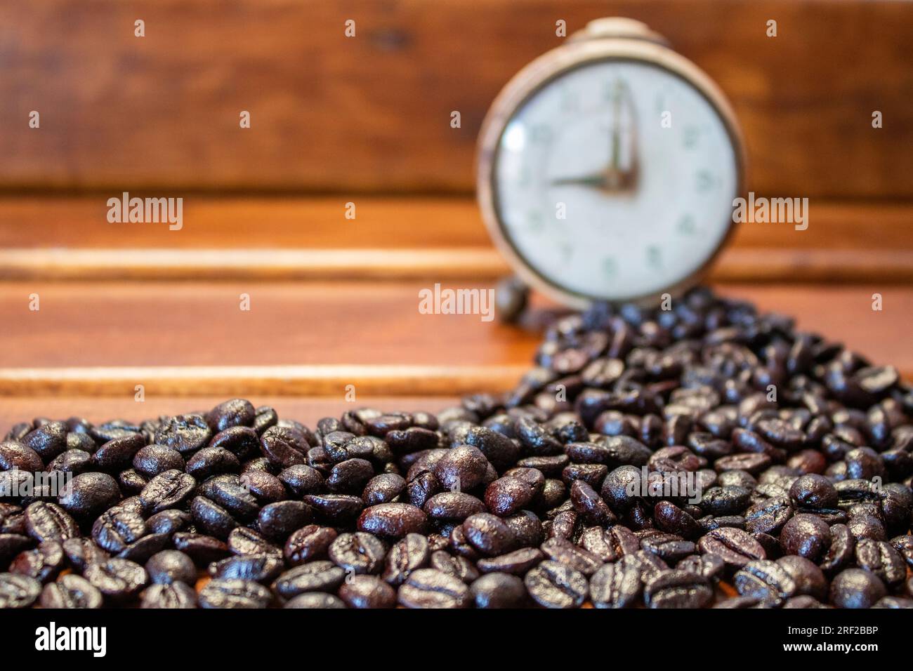 ora del caffè, sfondo dei chicchi di caffè con orologio antico Foto Stock