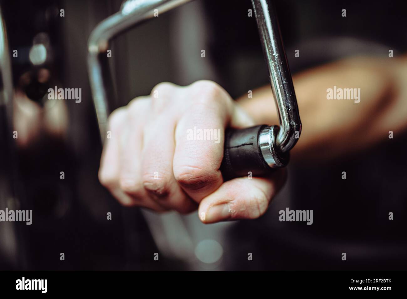 Mano forte sulla primavera in palestra Foto Stock