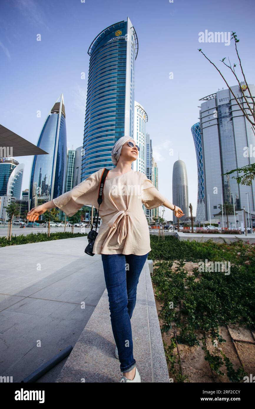 Giovane donna che cammina con la mano spalancata Foto Stock