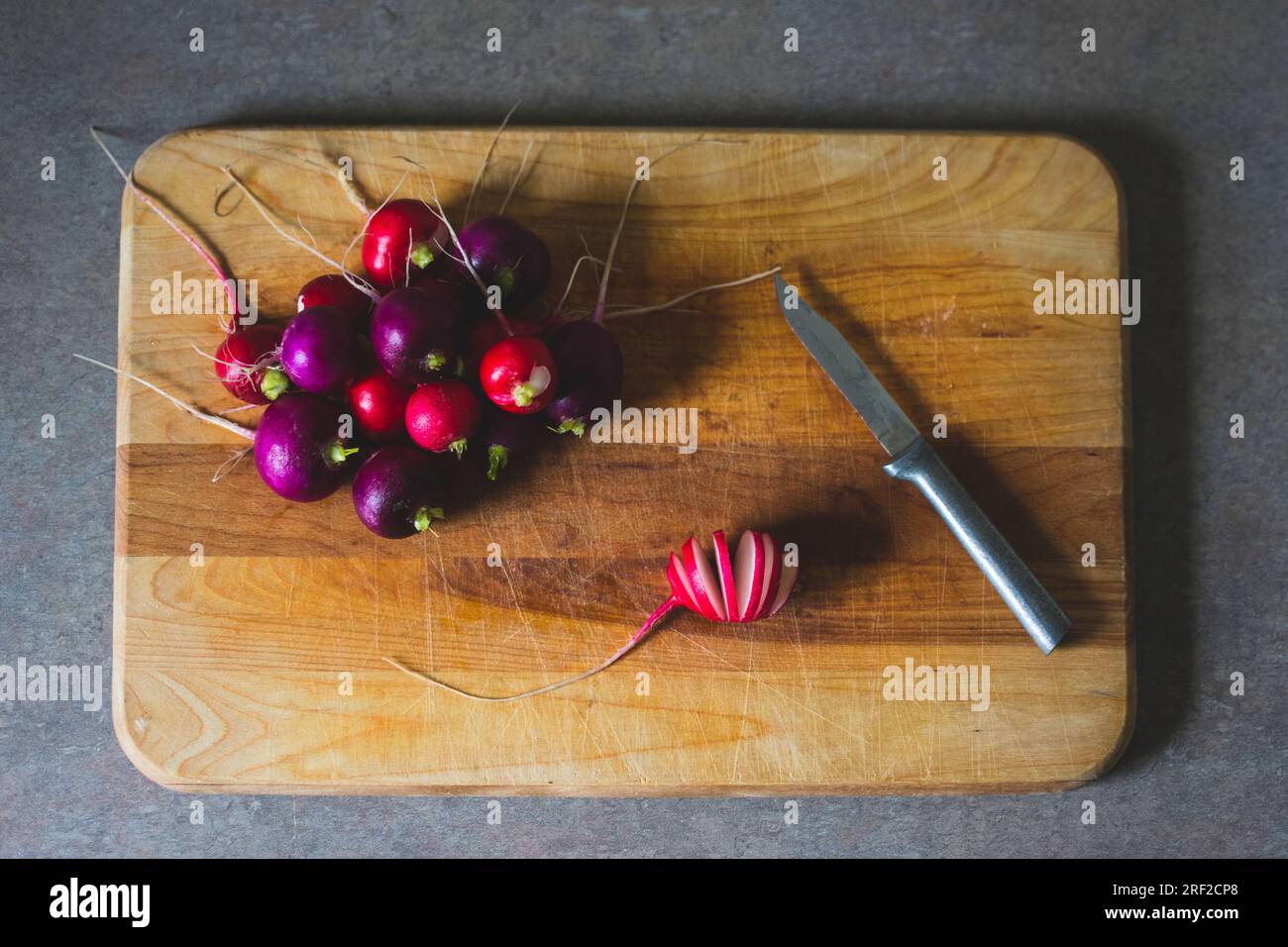 Freschezza su un tagliere di legno in una cucina Foto Stock
