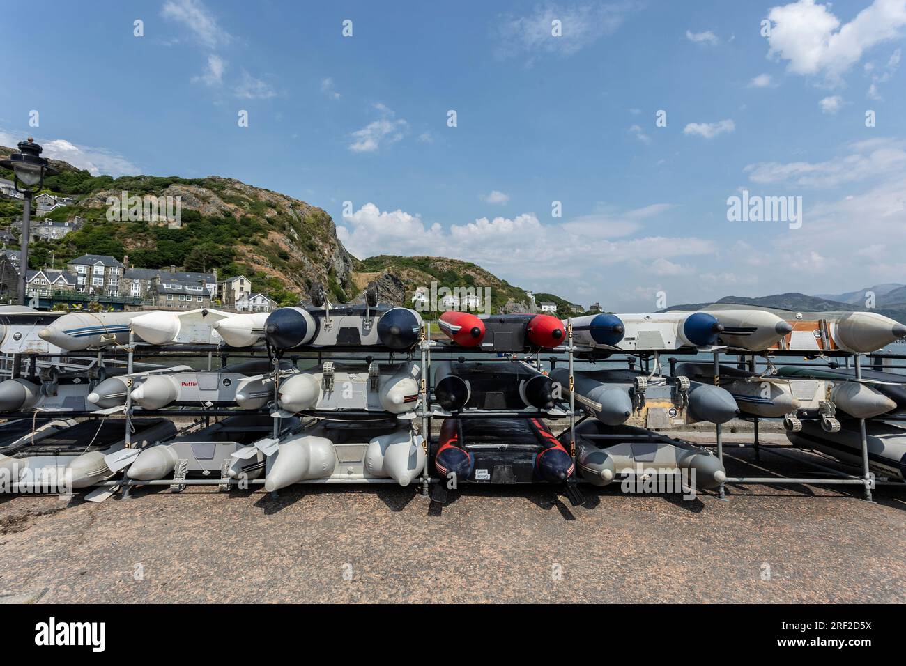 Barmouth, galles, 14 giugno 2023, barche a motore gonfiabili immagazzinate su scaffali industriali Foto Stock