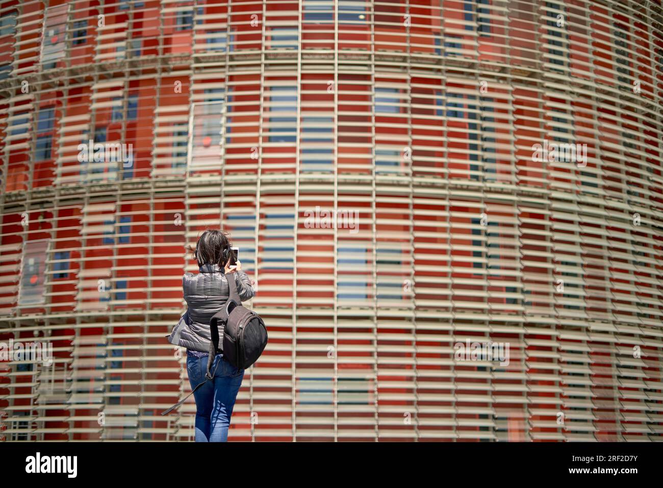 Donna che scatta foto con il cellulare Foto Stock