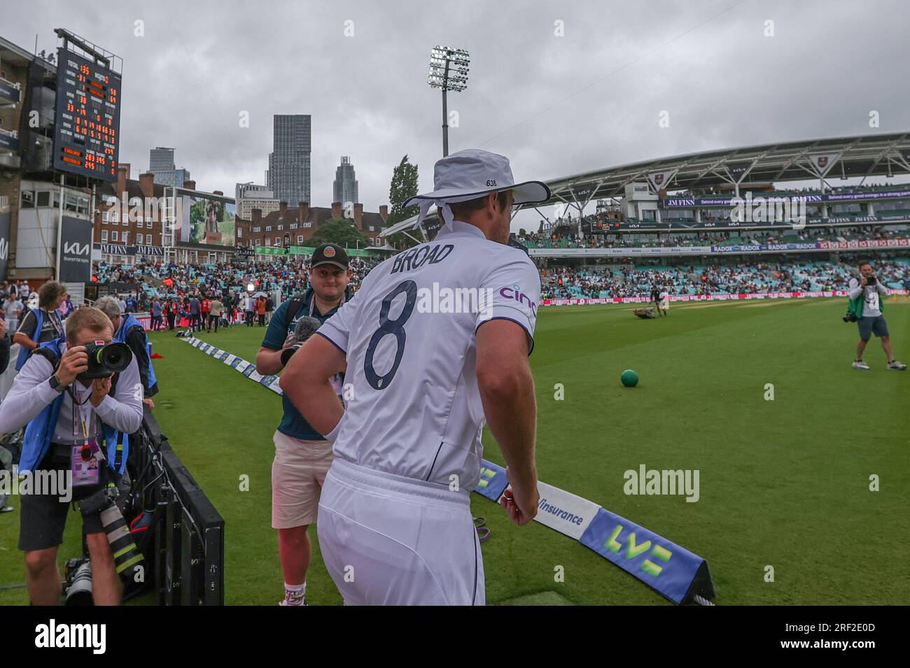 Stuart Broad of England esce durante il LV= Insurance Ashes Fifth test Series Day Five England V Australia al Kia Oval, Londra, Regno Unito, 31 luglio 2023 (foto di Mark Cosgrove/News Images) Foto Stock