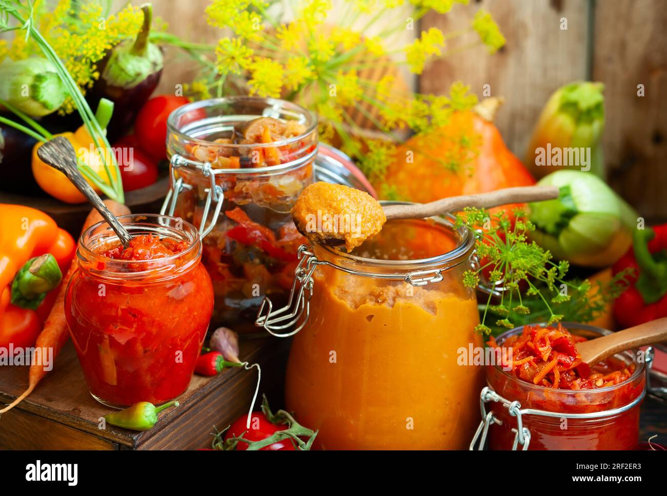 Verdure conservate in autunno in vasetti di vetro: Ajvar, caviale di zucca, ratatouille, carote sottaceto. Cucina vegetariana conservata in autunno, copia Foto Stock