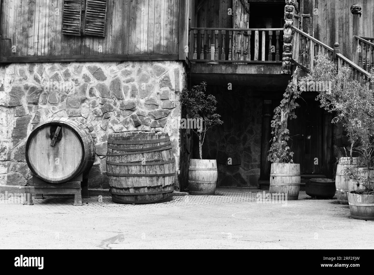 Foto in bianco e nero dell'esterno dei dintorni dei pirati nel parco divertimenti e zoo di Kristiansand in Norvegia. Foto Stock