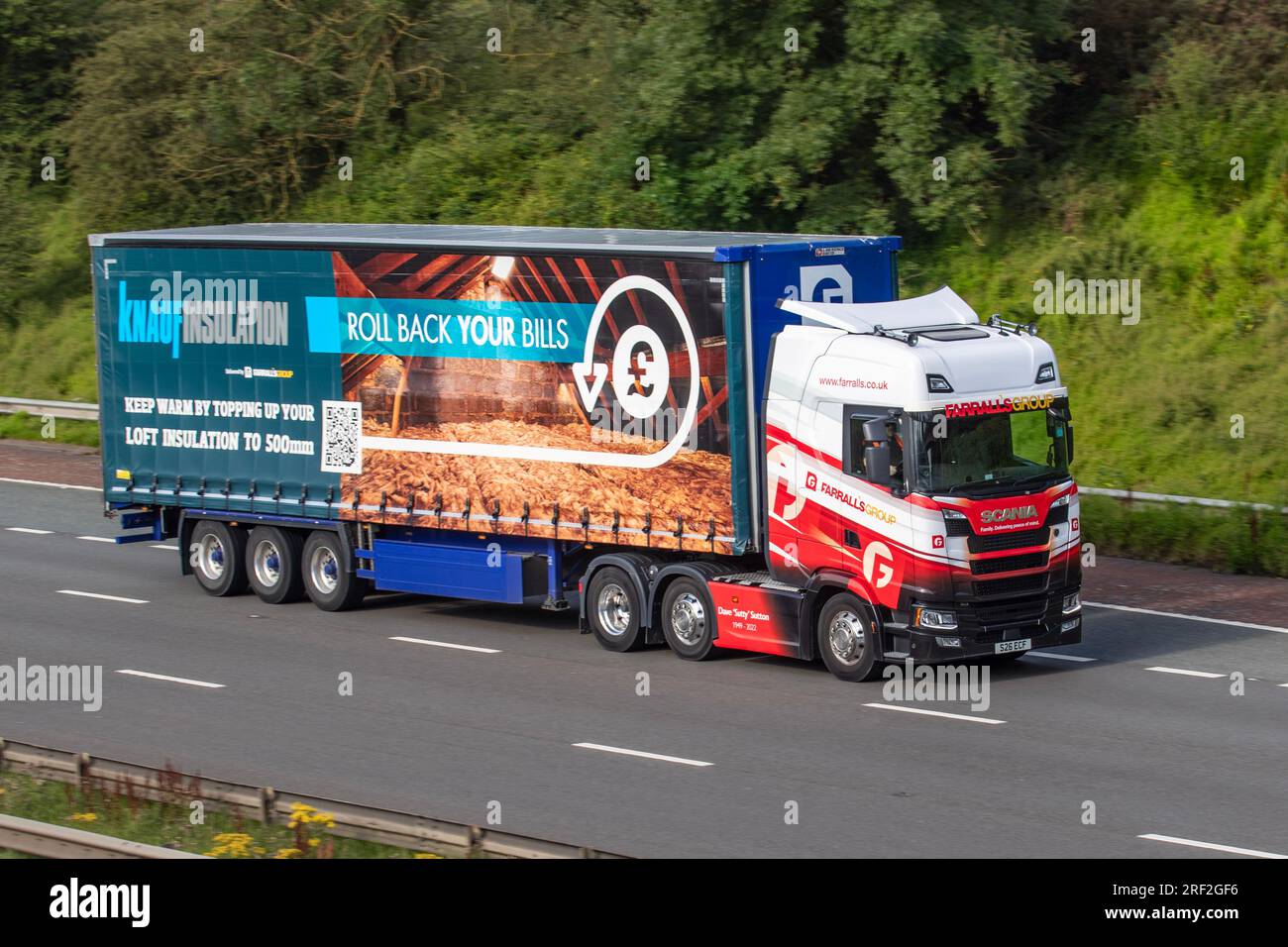 Farrall's Group, Edwin C Farrall (Transport) Ltd, con sede a Chester, che trasporta USA Knauf Insulation Curtain-sided trailer che viaggia a velocità sostenuta sull'autostrada M6 a Greater Manchester, Regno Unito Foto Stock