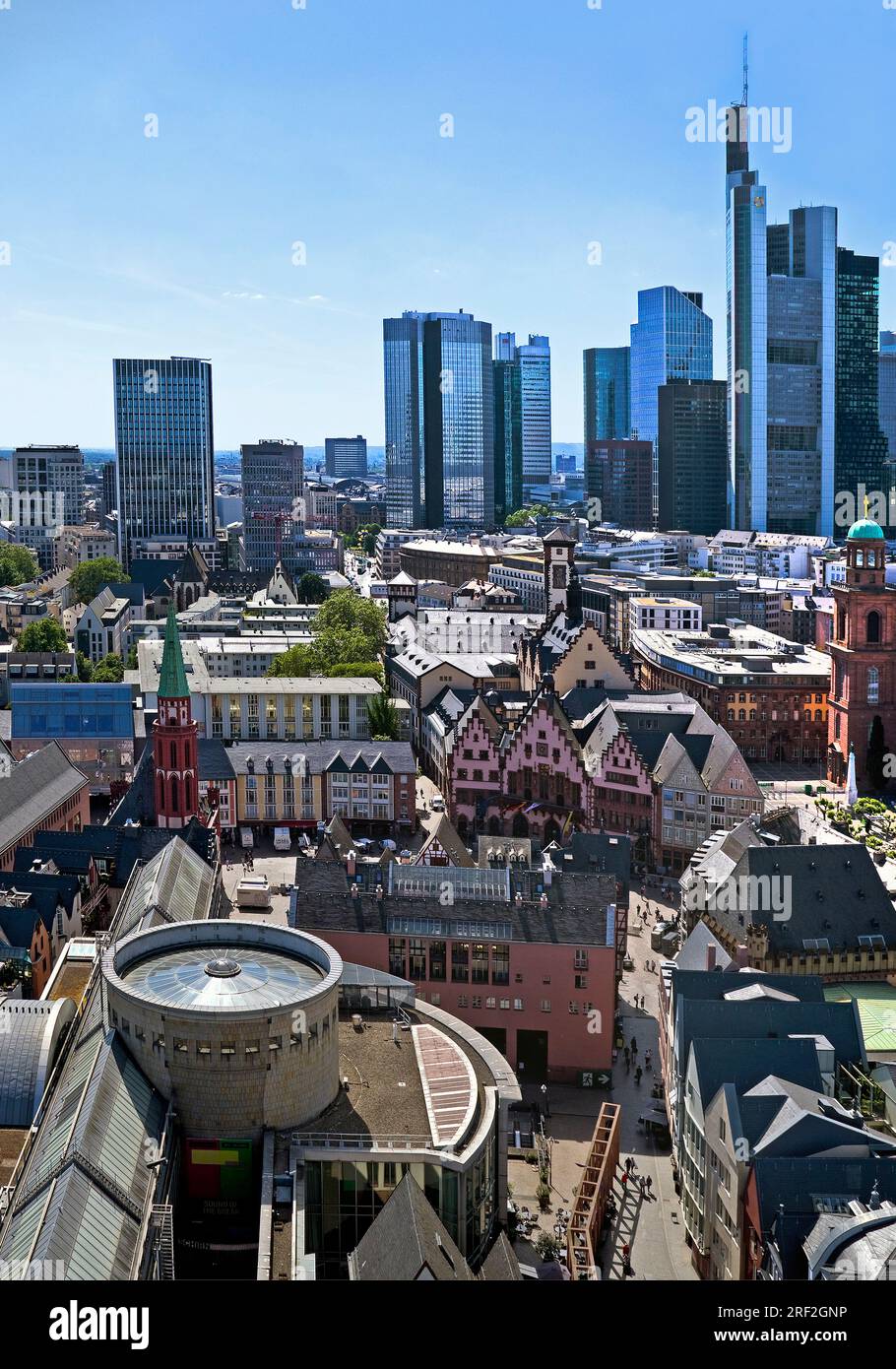 Vista del quartiere bancario con la città vecchia, Roemer e la chiesa di San Paolo, Germania, Assia, Francoforte sul meno Foto Stock